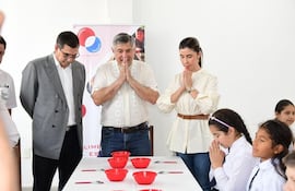 El ministro de Educación Luis Ramírez y la gobernadora Norma Zárate, participaron del lanzamiento del programa Hambre Cero en Paraguarí.