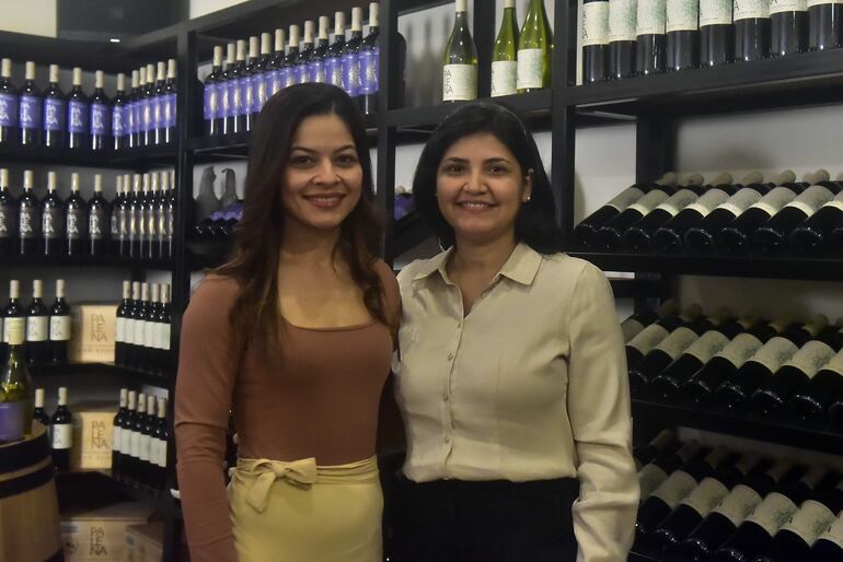 Vivian Espínola junto con Noelia Figueredo.