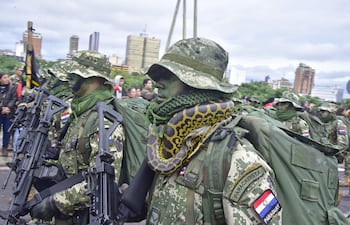 Desfile Militar y Policial en la Costanera Asuncion Flores del 2024.