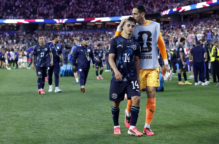 Andrés Cubas (izq.) de Paraguay y sus compañeros dejan la cancha después del partido de la fase de grupos de la Copa Mundial de la FIFA 2026 entre Estados Unidos y Paraguay, en Los Ángeles, California, EE. UU.