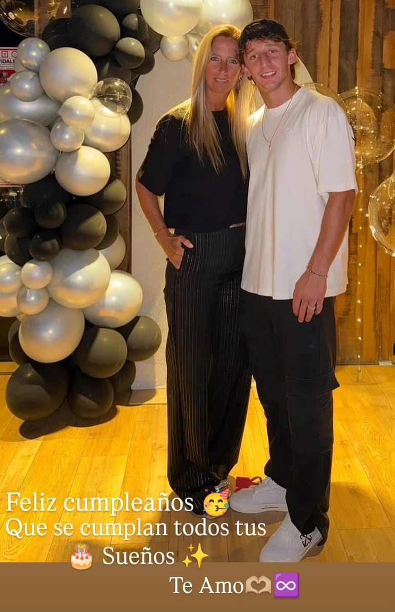 La orgullosa mamá Romina Fonda con el cumpleañero Matías Galarza Fonda. (Captura de la historia de Instagram de Romina Fonda)