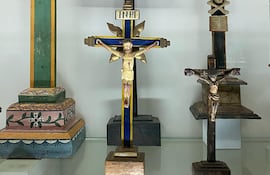La talla del Cristo crucificado ubicada en el centro presenta un "extraño caso" en el Museo del Barro. En la fotografía hay dos tallas de Jesucristo.