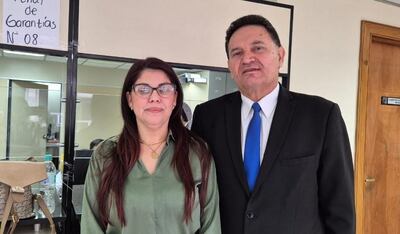La imputada Carolina Palacios, secretaria general de SIMIPAR, junto a su abogado Alberto Irala Aguilera.
