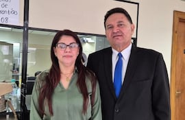 La imputada Carolina Palacios, secretaria general de SIMIPAR, junto a su abogado Alberto Irala Aguilera.