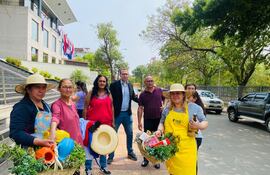 Trabajadores del Paseo de los Yuyos llegaron hasta el Congreso Nacional para exigir una ley que regule la venta de las hierbas medicinales de manera exclusiva.