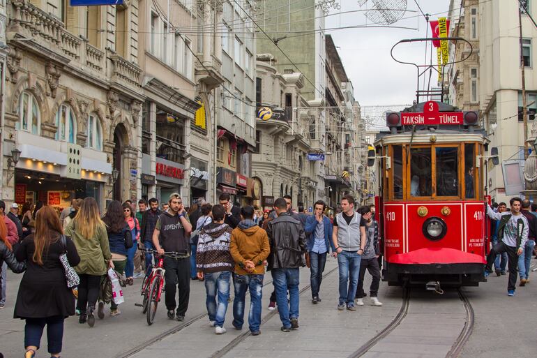 Tranvía retro avanza por la concurrida calle Istiklal en Estambul.