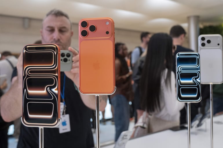 Fotografía de archivo del 19 de septiembre de 2025 que muestra a una persona observando modelos de iPhone 17 en Nueva York (Estados Unidos).