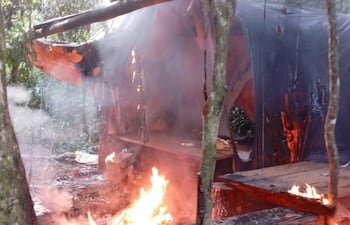 Comunidad indígena denuncia balacera y quema de viviendas en Ypejhú.