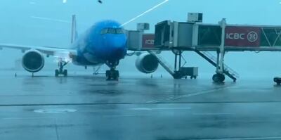Medios argentinos comparten un video que correspondería a una tormenta que afecta al Aeropuerto Internacional Ezeiza.