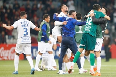 Los jugadores del Sportivo Ameliano celebran la victoria sobre Athetico Paranaense y clasificación a los octavos de final de la Copa Sudamericana 2024 en el Arena da Baixada, en Curitiba, Brasil.