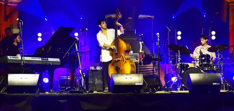El conjunto del contrabajista Nicolás Cañete también tuvo una destacada actuación en el Asujazz. En esta imagen aparece junto al pianista Giovanni Primerano y el baterista José Burguez.