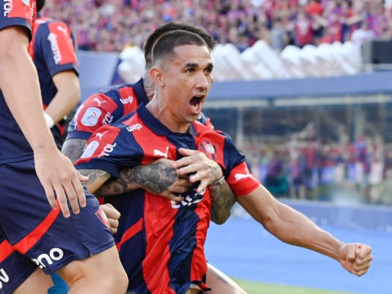 Gustavo Velázquez, jugador de Cerro Porteño, festeja un gol en el partido frente a Libertad por la fecha 21 del torneo Clausura 2025 de la Primera División de Paraguay en el estadio La Nueva Olla, en Asunción, Paraguay.