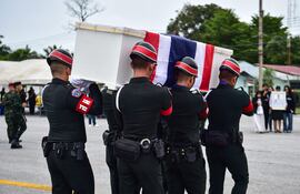 Soldados tailandeses llevan el féretro de uno de sus compañeros fallecido en los enfrentamientos con fuerzas de Camboya.