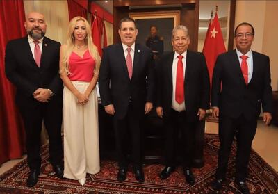 Jimmy” Paniagua (d) es aliado de Orlando Arévalo (1º izq.) y su esposa Carolina Arévalo (Archivo).