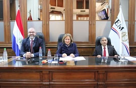 La presidenta del JEM Alicia Pucheta (centro), el vicepresidente 1° Manuel Ramírez Cándia y el consejero Enrique Berni.