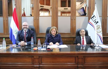 La presidenta del JEM Alicia Pucheta (centro), el vicepresidente 1° Manuel Ramírez Cándia y el consejero Enrique Berni.