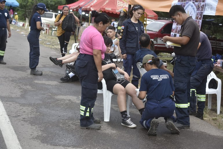 Peregrina siendo atendida en uno de los puestos de servicio.