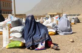 Hasina y Adila son dos hermanas de 18 y 16 años viviendo en Afganistán, que se paran todos los días frente al televisor cuando suenan las noticias para saber si los talibanes han revertido su decisión de prohibir que las niñas vayan a la escuela.