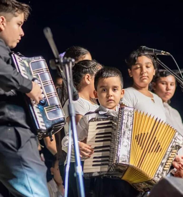 Cristóbal José Morán Franco, desde muy pequeño se interesó en el canto y en la ejecución del acordeón.