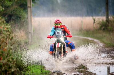 Obstáculos como este también deberán sortear los pilotos que estarán en carrera entre las motos.