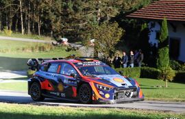 Thierry Neuville ganó uno de los dos tramos de ayer y es primero. Foto: www.ewrc-results.com