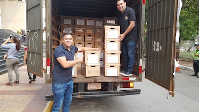 El intendente de ciudad del Este, Miguel Prieto, llegó con una camionada de documentos para entregar al Senado, tras el pedido realizado por el senador Basilio "Bachi" Núñez. Son más de 150.000 documentos contenidos en más de 160 cajas. Corresponden a documentación de la gestión de Prieto desde el 14 de mayo del 2019 hasta la fecha.