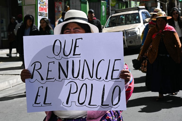 Bolivianos exigen la renuncia de Rodrigo Paz a la Presidencia de la República.