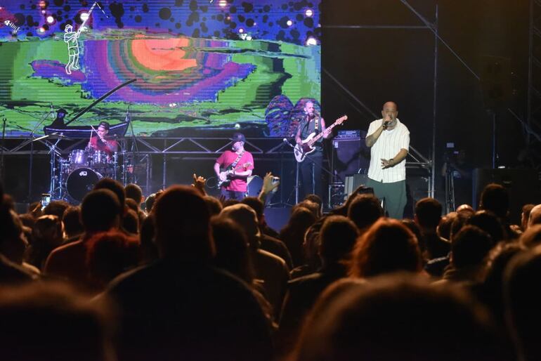 Acompañado por seis músicos en escena, Bahiano ofreció un recorrido por temas de toda su trayectoria.