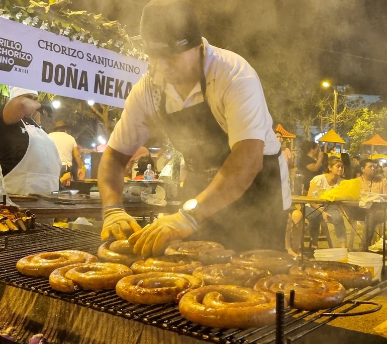 El chorizo sanjuanino se elabora con carne porcina y vacuna, condimentada con locote ky’ýi y sal, una receta popularizada en la década de 1960 por Aníbal Amarilla y María Caballero de Amarilla.