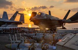 Un avión caza F-35C Lightning II estadounidense es preparado para una operación en el portaaviones USS Abraham Lincoln, en el golfo Pérsico.