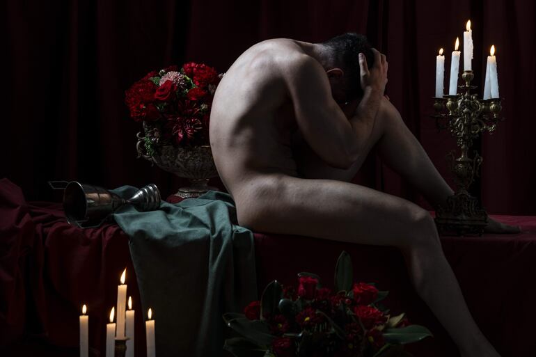 Raúl Villalba en el Museo Nacional de Bellas Artes, rodeado de obras en un ambiente artístico y elegante.