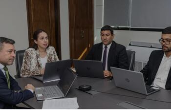 Rolando Sapriza, director de Política Macro Fiscal; y Nathalia Rodríguez, gerente de Economía, durante la presentación del informe de situación financiera al mes de octubre.