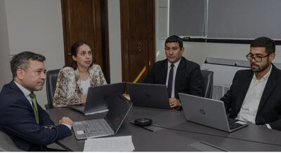 Rolando Sapriza, director de Política Macro Fiscal; y Nathalia Rodríguez, gerente de Economía, durante la presentación del informe de situación financiera al mes de octubre.