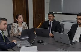 Rolando Sapriza, director de Política Macro Fiscal; y Nathalia Rodríguez, gerente de Economía, durante la presentación del informe de situación financiera al mes de octubre.