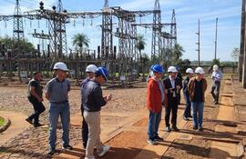 La delegación recorrió las instalaciones de la ANDE.