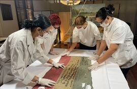Fotografía de la restauración de la bandera del Buque Piraveve.