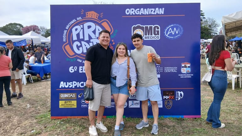 El Festival Nacional del Pirá Caldo se convirtió en un atractivo turístico para los visitantes. En la imagen posan Pedro Cabañas, Ruth Vázquez, y Alfredo Lezcano.