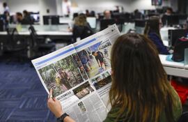 La prensa escrita es consumida por menos del 14% de los menores de 30 años. EFE/ André Coelho