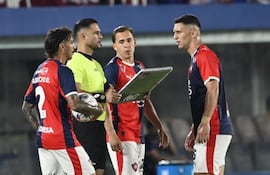 Los jugadores de Cerro Porteño durante un cambio en el partido ante Olimpia en el superclásico del fútbol paraguayo por la fecha 6 del torneo Apertura 2026 de la Primera División de Paraguay en el estadio La Nueva Olla, Asunción, Paraguay.