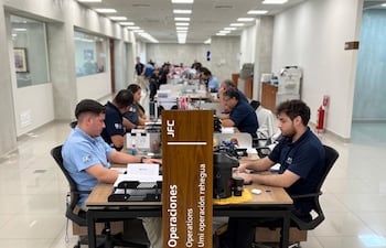 Cuenta con un plantel profesional de unas 100 personas.