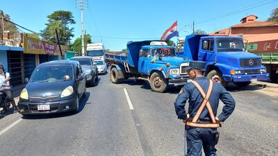 Camioneros siguen con medida de fuerza en varios puntos del país.