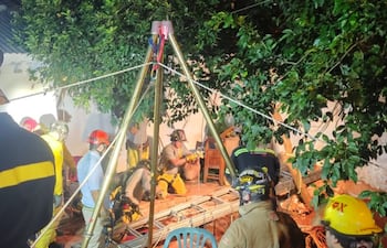 Muere hombre de 70 años tras derrumbe de pozo en Villa Elisa.