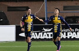 El experimentado delantero, Néstor Camacho, recibe las felicitaciones de Armando Ruiz Díaz, tras marcar el segundo tanto del Sportivo Trinidense, en el triunfo sobre Recoleta FC.