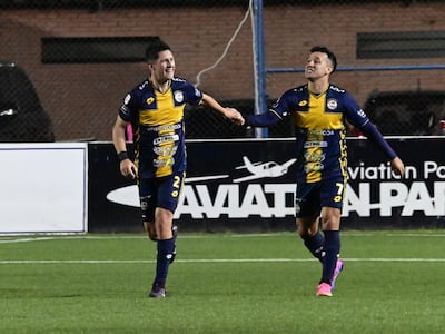 El experimentado delantero, Néstor Camacho, recibe las felicitaciones de Armando Ruiz Díaz, tras marcar el segundo tanto del Sportivo Trinidense, en el triunfo sobre Recoleta FC.