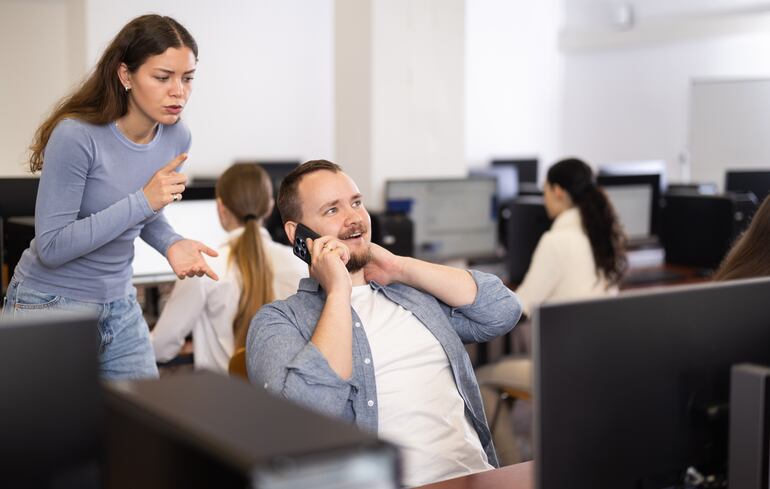 Concepto de ruido en la oficina.