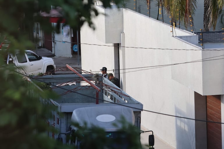 Integrantes de las Fuerzas Armadas de Bolivia realizan un operativo este viernes, en Santa Cruz (Bolivia). El supuesto narcotraficante uruguayo Sebastián Marset fue capturado en Bolivia según confirmó a EFE una autoridad de combate al narcotráfico, en un operativo realizado en la región de Santa Cruz en el cual habría otras tres personas aprehendidas y varias armas incautadas.
