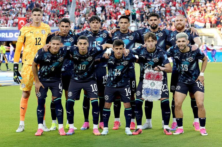 Gustavo Alfaro, director técnico de Paraguay, observa desde el túnel antes del partido del Grupo D del Mundial de la FIFA 2026 entre Turquía y Paraguay en el Estadio de la Bahía de San Francisco