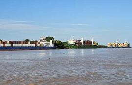 Algunas de las 25 embarcaciones que estaban esperando este lunes, cerca del Paso Bermejo, mientras se draga, con esperanza de franquer el tramo.