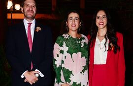 Rodrigo Campos, Carmen Castiella Ruiz de Velasco, embajadora de España y Natalia Salas.