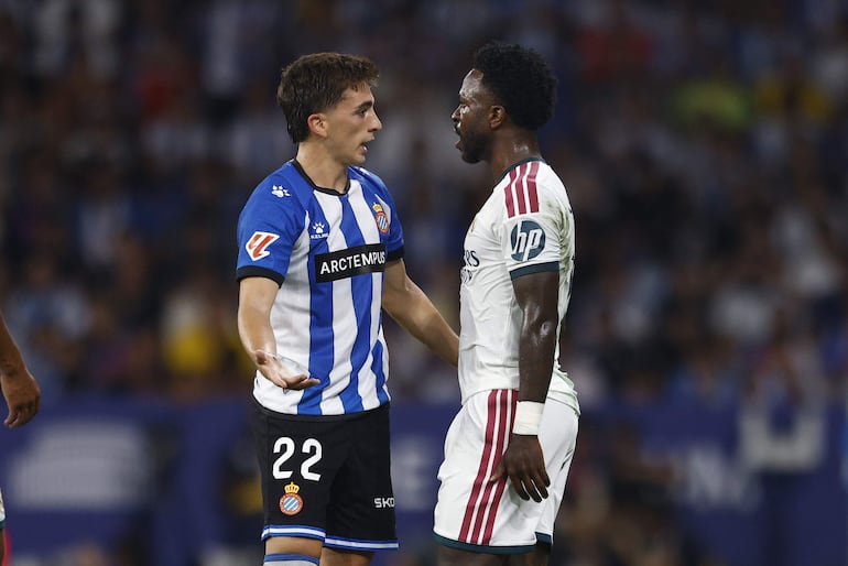 El centrocampista del Espanyol Álex Calatrava (i) conversa con Vinicius Junior, del Real Madrid, durante el partido de LaLiga de fútbol que RCD Espanyol y Real Madrid disputan este sábado en el RCDE Stadium, en Barcelona.